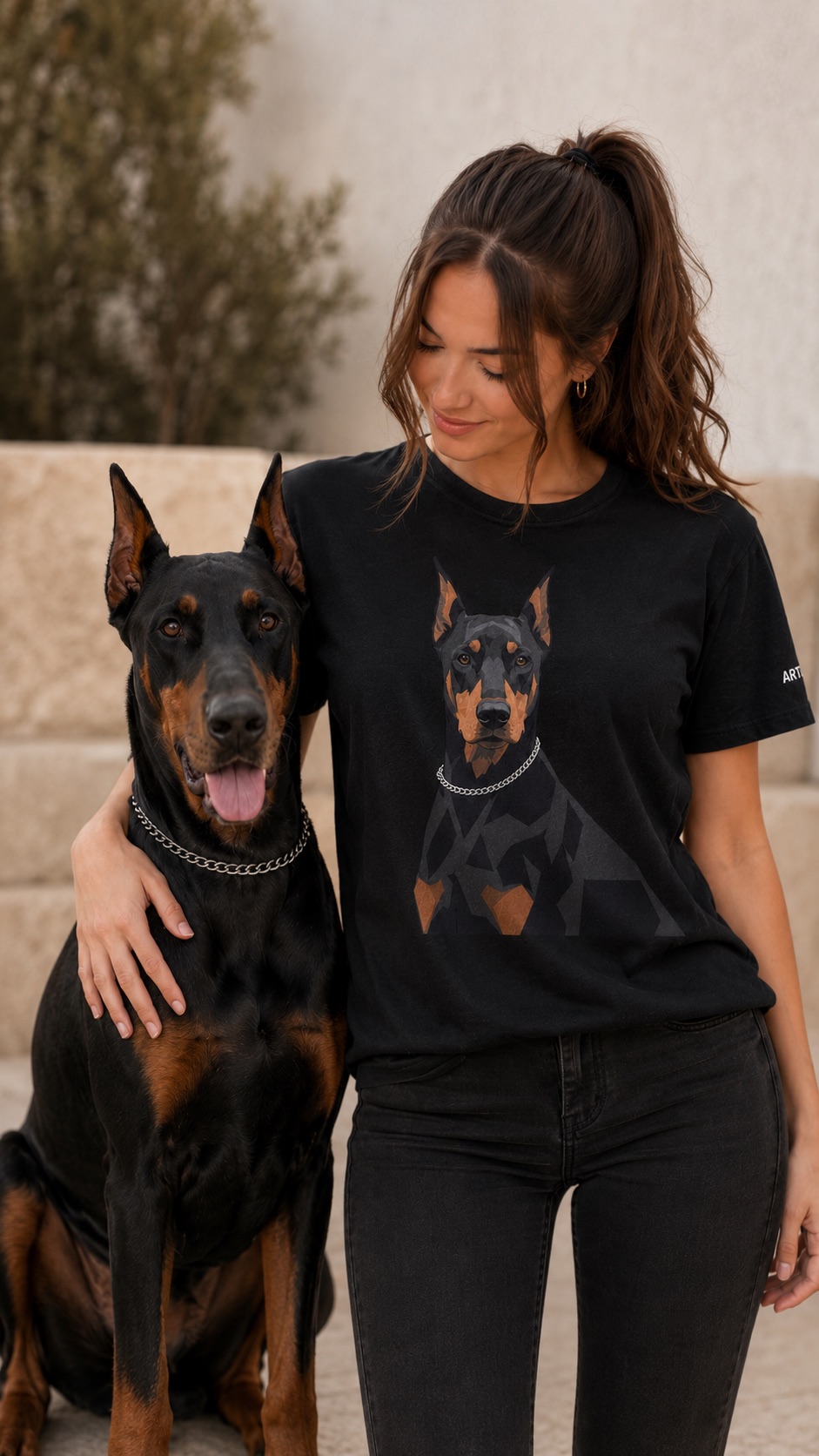 Segundo mockup de chica con camiseta de dóberman