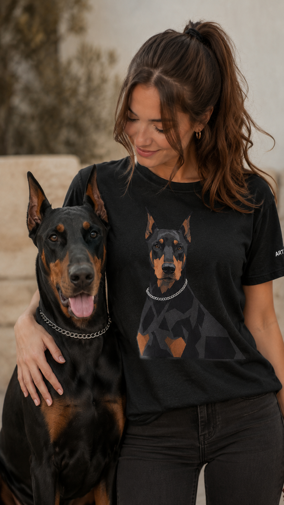 Camiseta negra with portrait personalizado de dóberman, junto al perro real